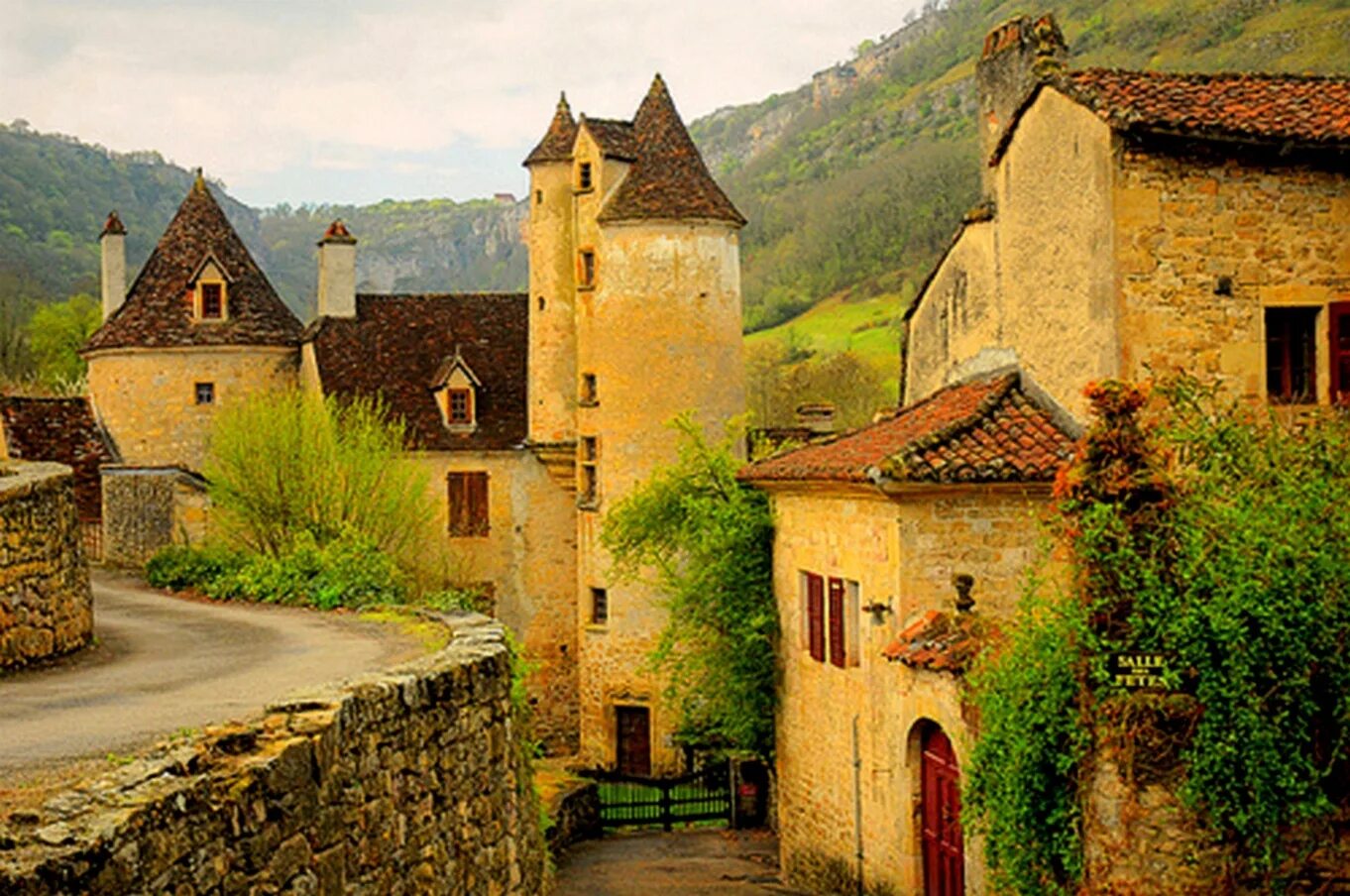 Medieval village. Средневековая деревня Косместон. Средневековая деревня во Франции. Деревушка Ругон, Франция. Средневековая деревушка.