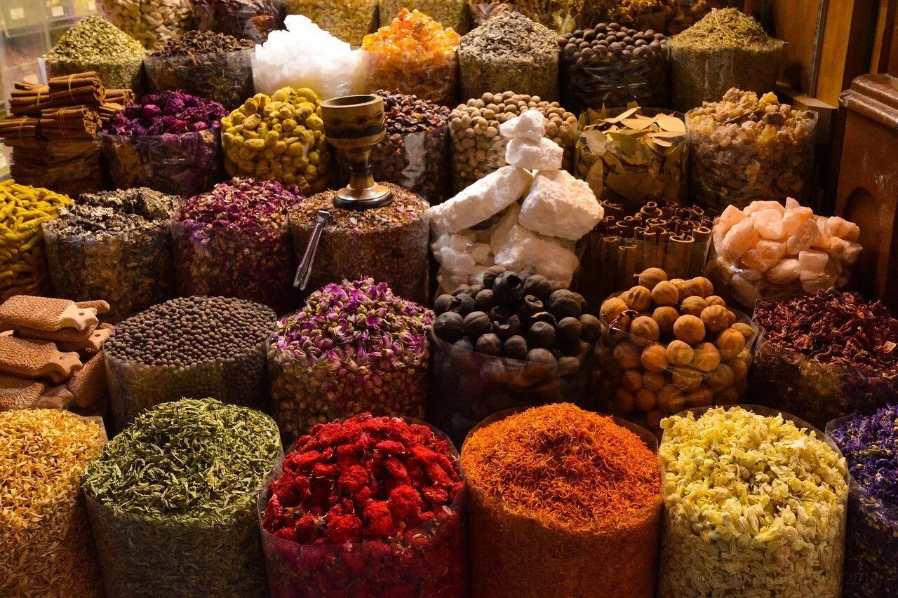 Dubai Spice Souk. Дубайский рынок специи и пряности. Индийские пряности. Восточный базар пряности. Сладости и пряности