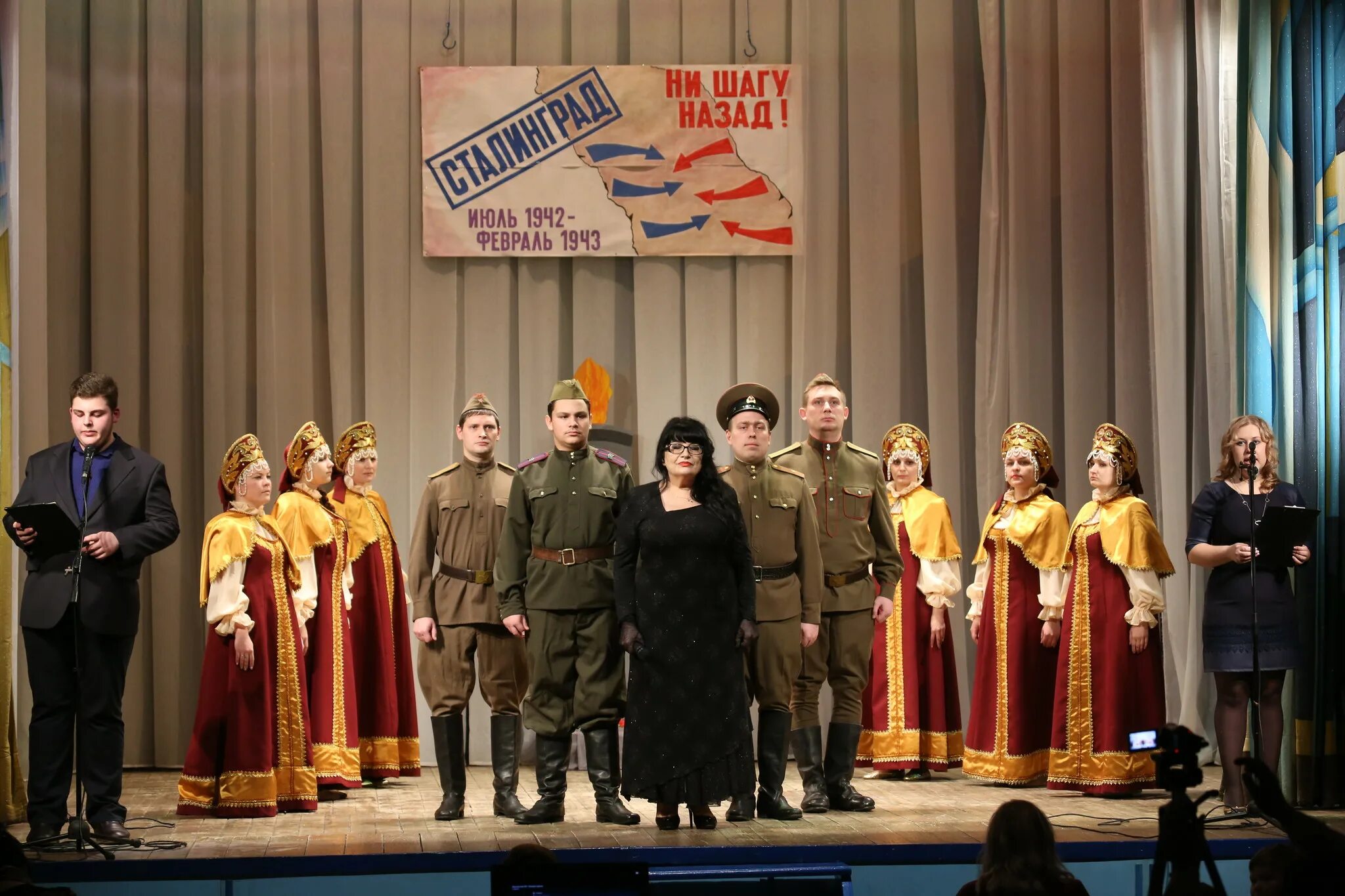 Клубились яростно метели. Клубились яростно метели. Поэзия моя ты из окопа картинки. Слова горячий снег кровавый снег. Клубились яростно метели по сталинградской.