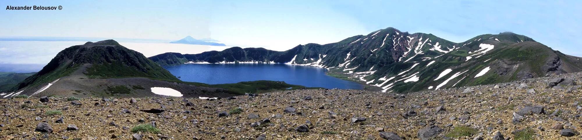 о кетой курильские острова. озеро малахитовое курилы. остров кетой курилы. яков остров. вулкан на острове хоккайдо.