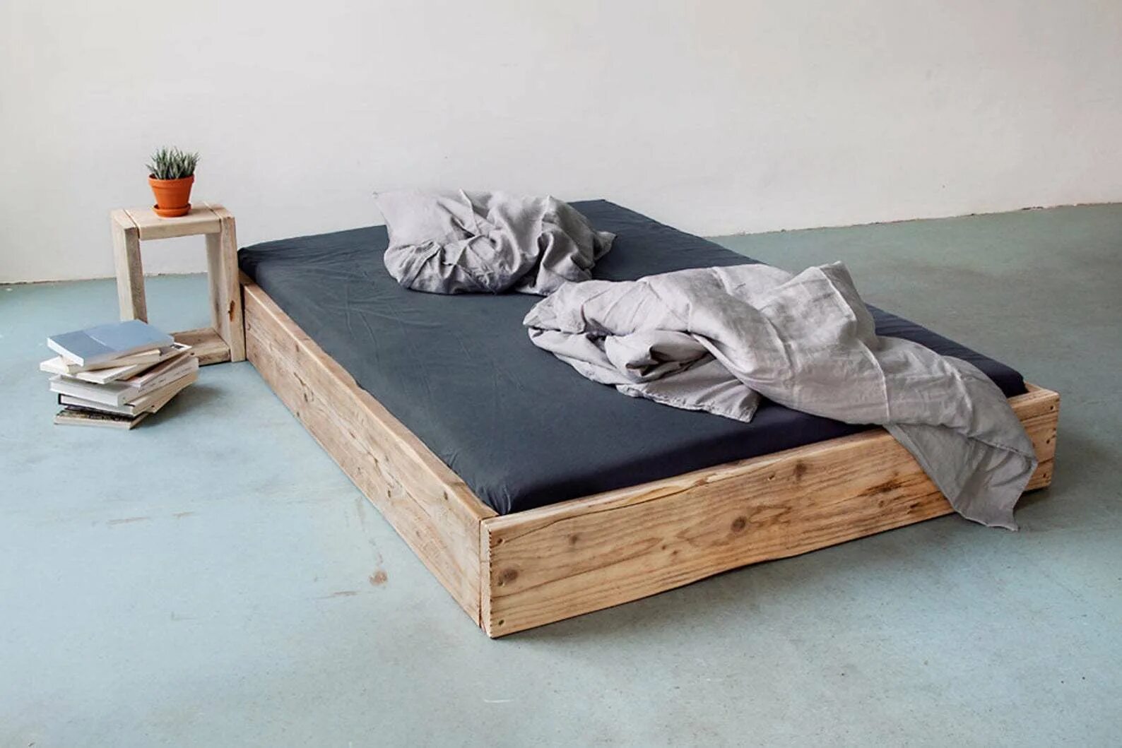 Подиум из досок. Кровать подиум. Кровать на полу. Кровать лофт. Кровать в стиле лофт из дерева.