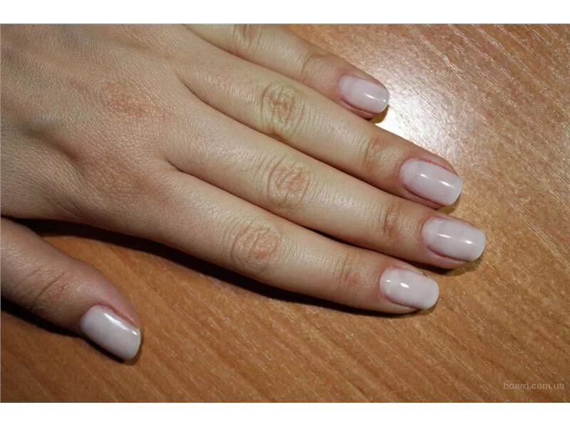 естественный маникюр на короткие ногти. ногти с бесцветным лаком. бесцветный гель лак. прозрачный маникюр на короткие ногти. покрытие лак бесцветный.