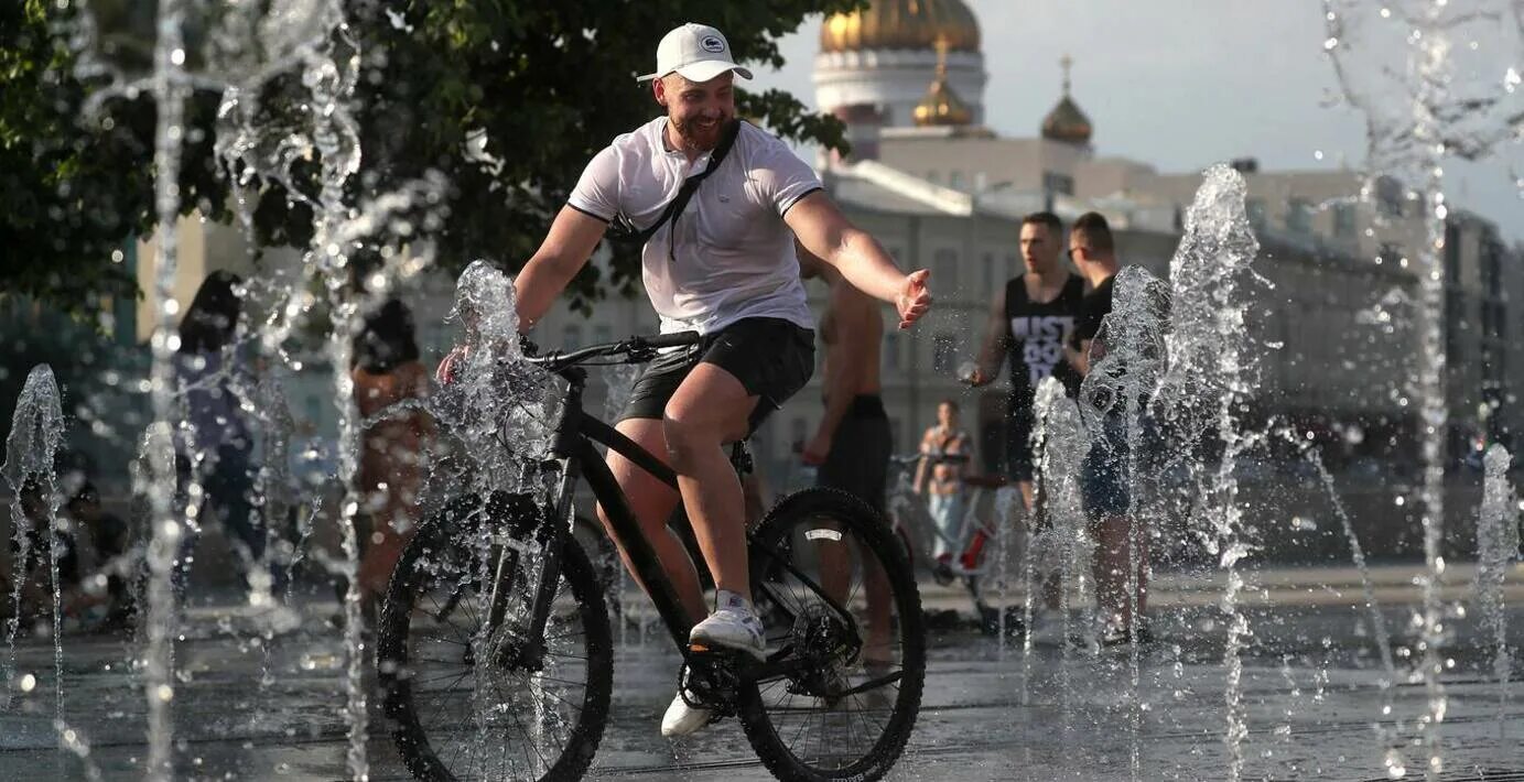 Песня городе суха городе жара. Жара в городе. июльская жара в москве. аномальная жара в астрахани. человек в жару в городе.