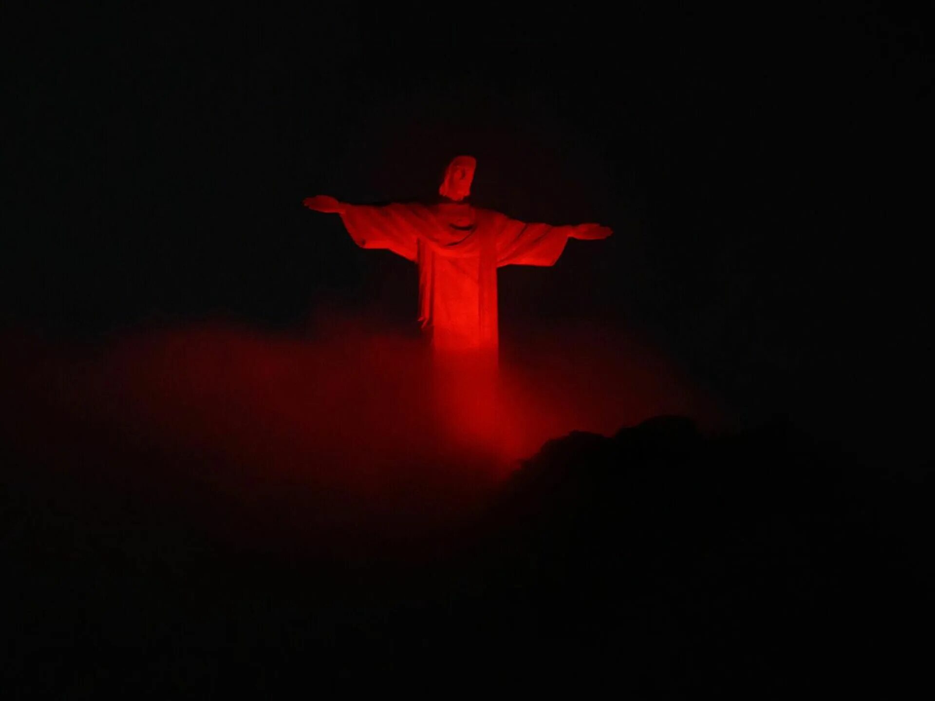 Молния попала в статую свободы. Статуя Христа-Искупителя Бразилия. Статуя Христа-Искупителя Бразилия молния. Статуя Иисуса в Рио де Жанейро молния. Иисус Христос в Рио де Жанейро.