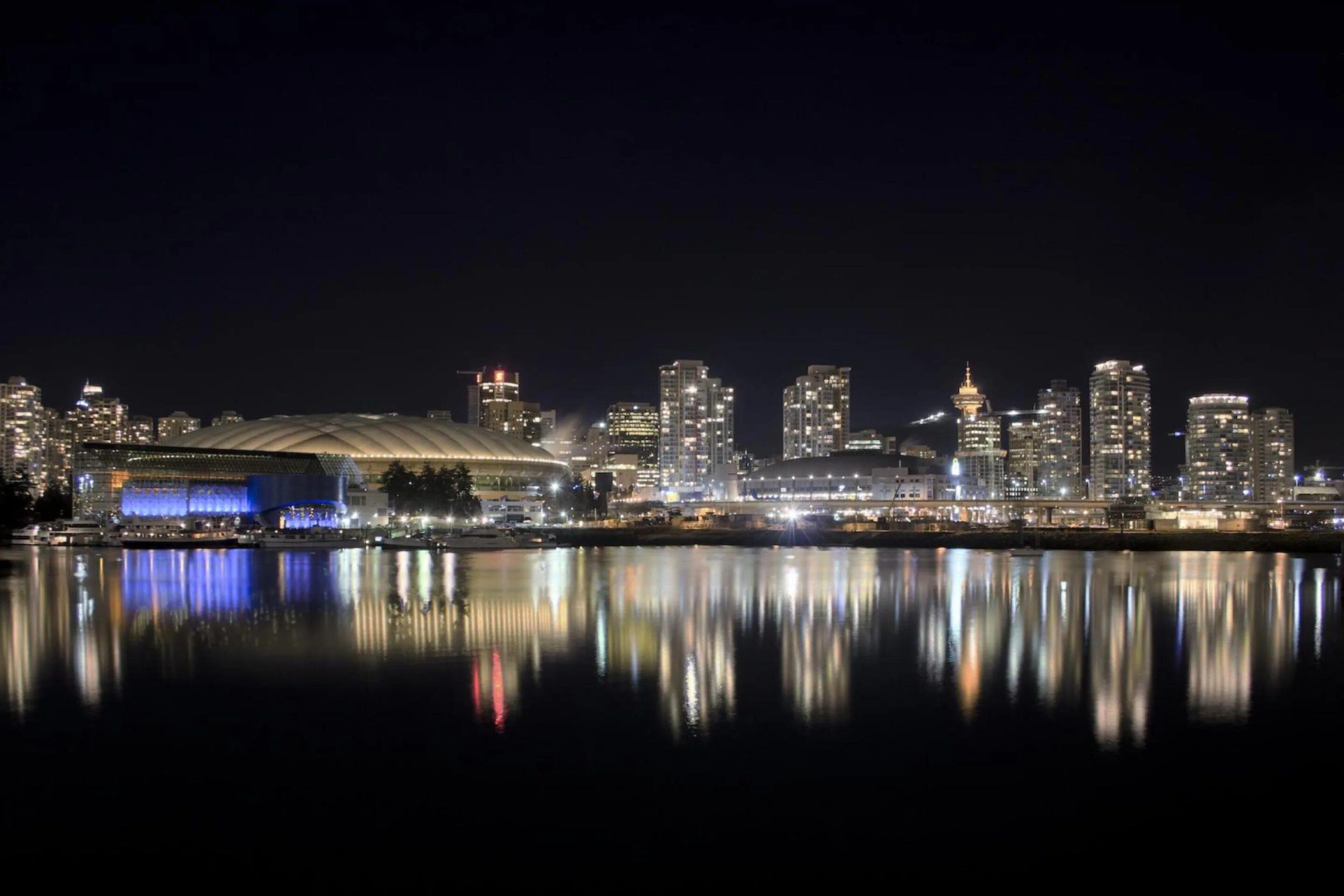 Город среднего размера. Ванкувер набережная. Канада Ванкувер 5к. Ночной Ванкувер.