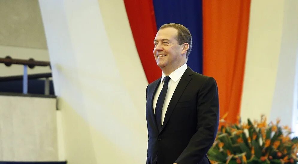 Сын премьер министра. Сын Медведева встречается с армянкой.