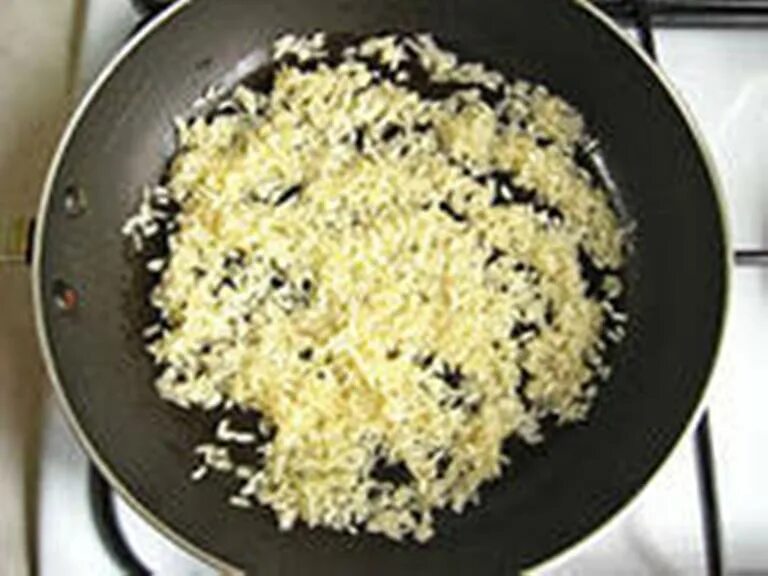 рис жареный на сковороде. рис жареный на сковороде. рис рассыпчатый на гарнир в сковороде. рис на сливочном масле на сковороде. рис на сливочном масле на сковороде.