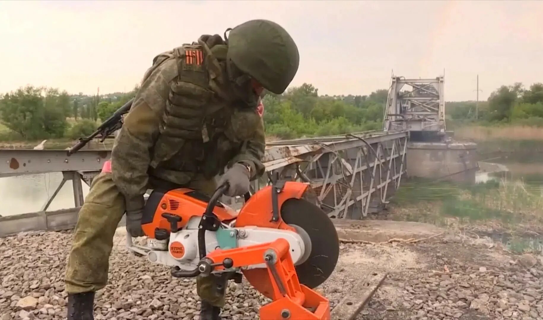 Инженерные войска на Украине 2022. Военные восстанавливают. Инженерные войска подрыв. Железнодорожные войска на Украине.