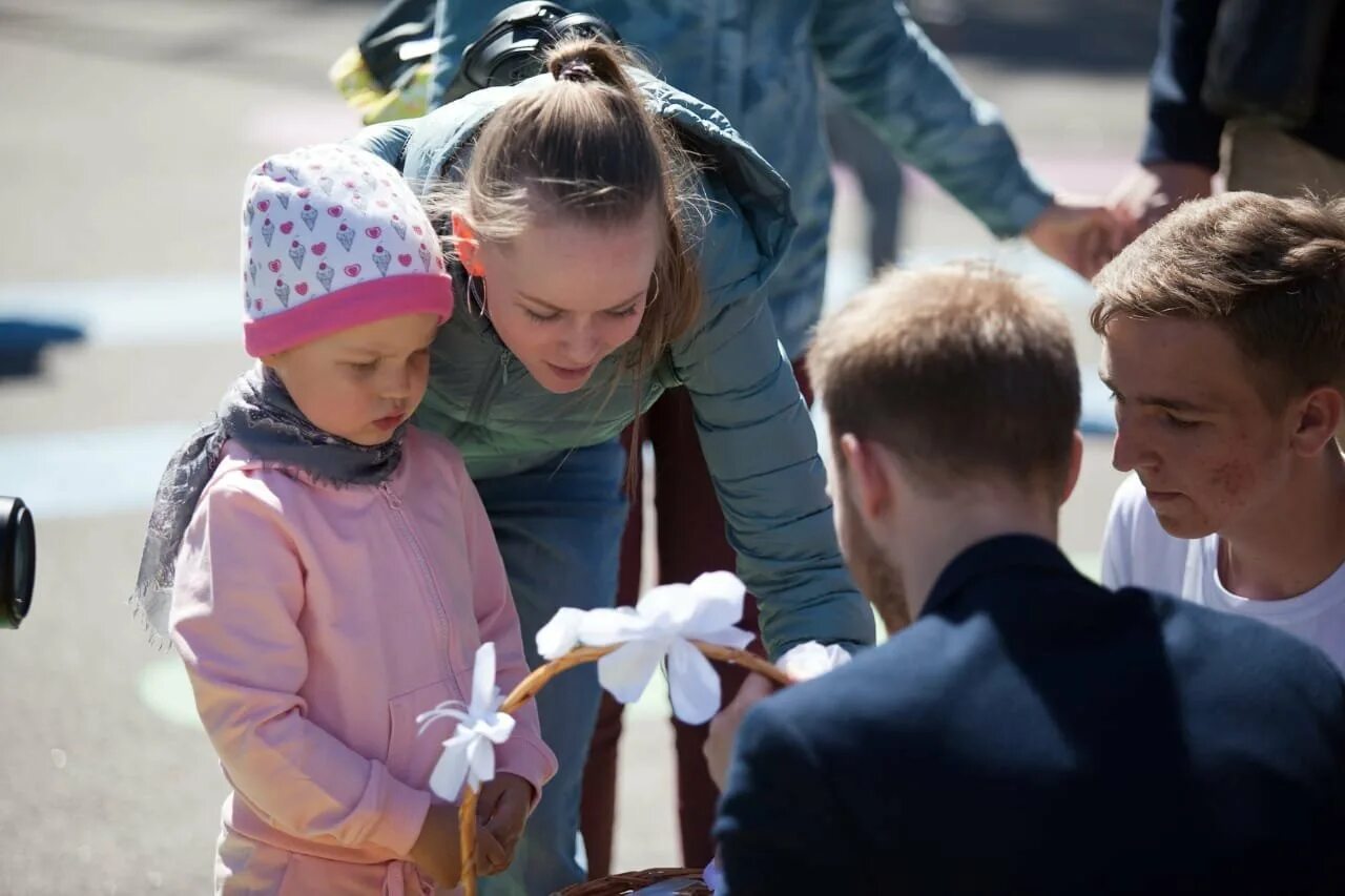 Благотворительность детям. Детский хоспис благотворительный фонд. Благотворительность школьников. Фонд белый цветок.