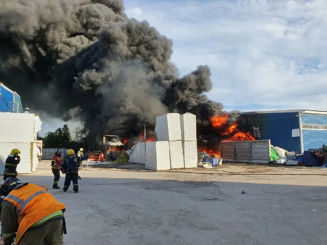 Пожар в Металлострое. Производственное здание горит. Пожар в Металлострое 27.01.2023. Пожар в Металлострое сегодня в промзоне.