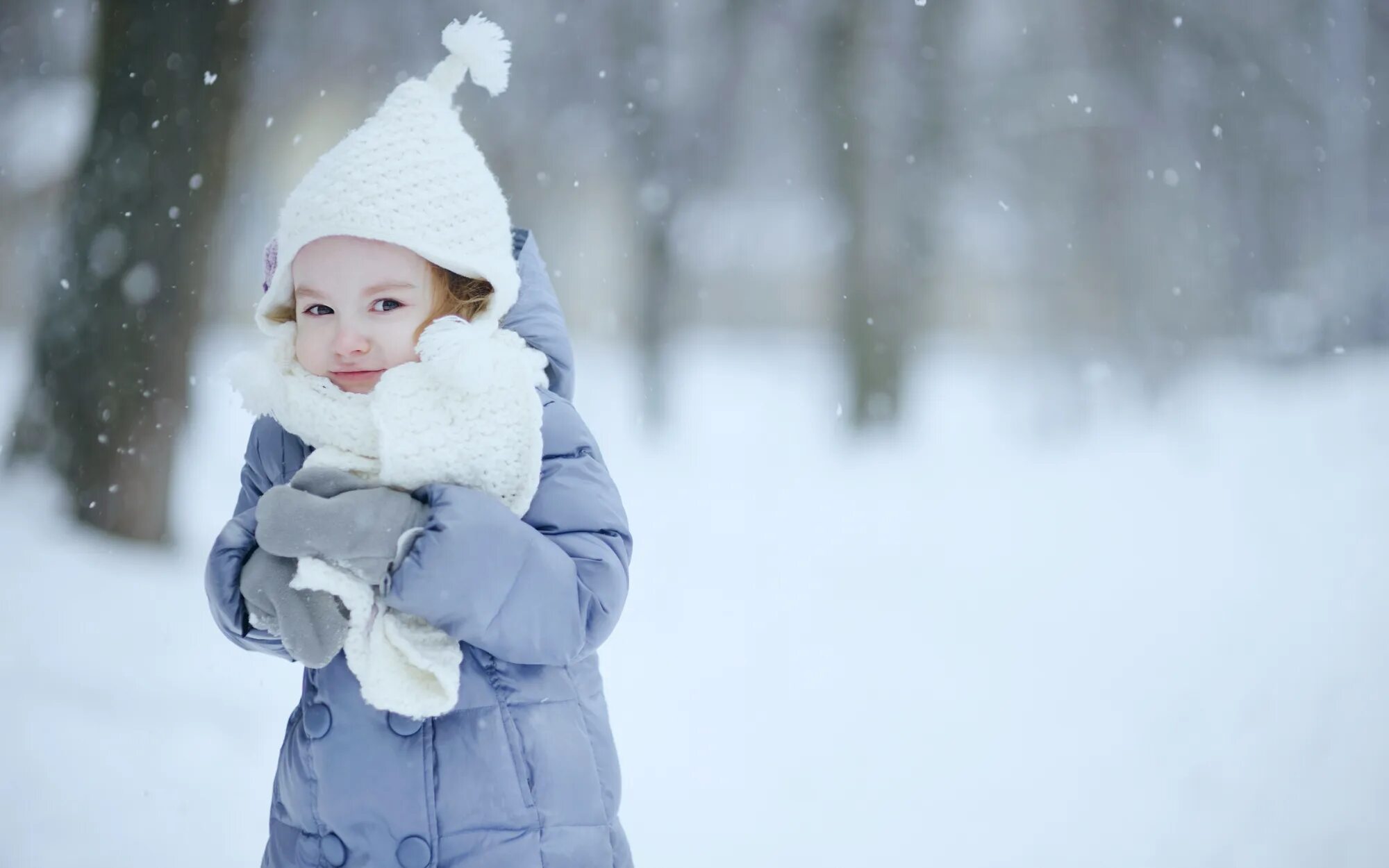 Ребенок на морозе. Дети на улице зимой. Детские зимние фотосессии. Зима холод дети.