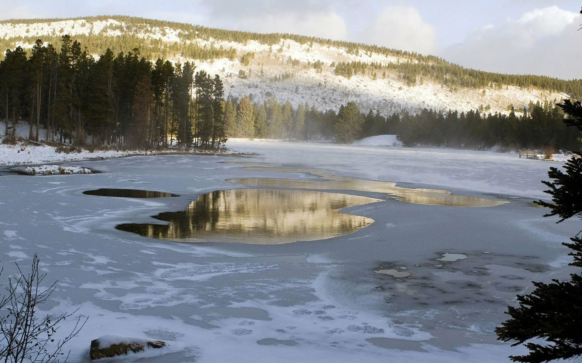 Замерзшая река. Озеро зимой. Замерзшее озеро. Зимний лес с водоёмом. Лед на реках и озерах