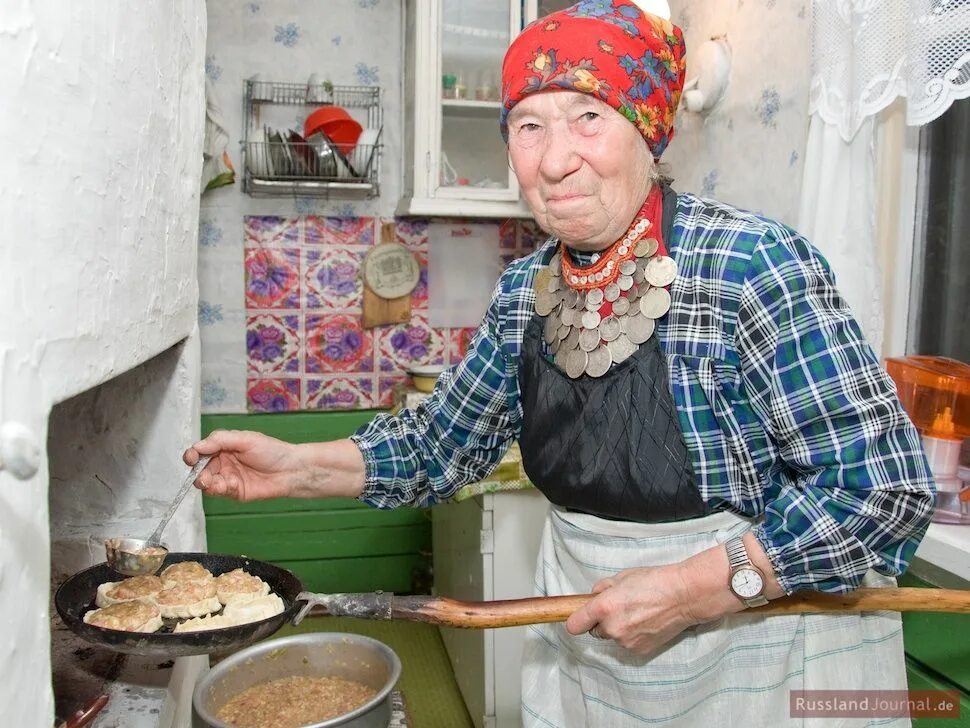 Бабушка с блинами. Бабушка печет блины. Деревенская бабушка. Кухня у бабушки в деревне. Бабушка что будет делать