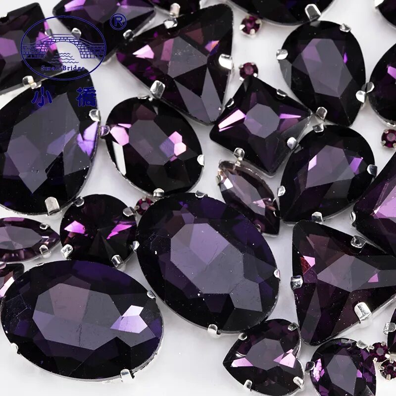 рохов-фиолетовые камни. фиолетовый камень в ювелирных. фиолетовый драгоценный камень. неогранённый камень аметист. самоцветы камни аметист.