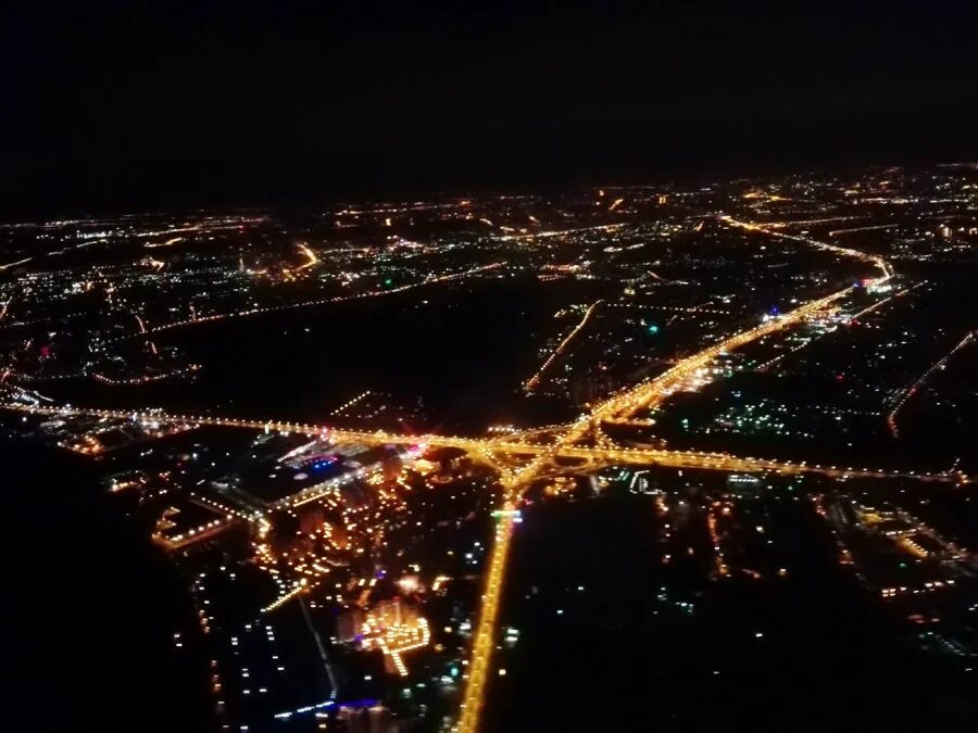 Ковид ночью. Ночная Москва из иллюминатора самолета. Иллюминатор с самолета Москва ночью. Вид с самолета ночью. Вид ночной Москвы из самолета.