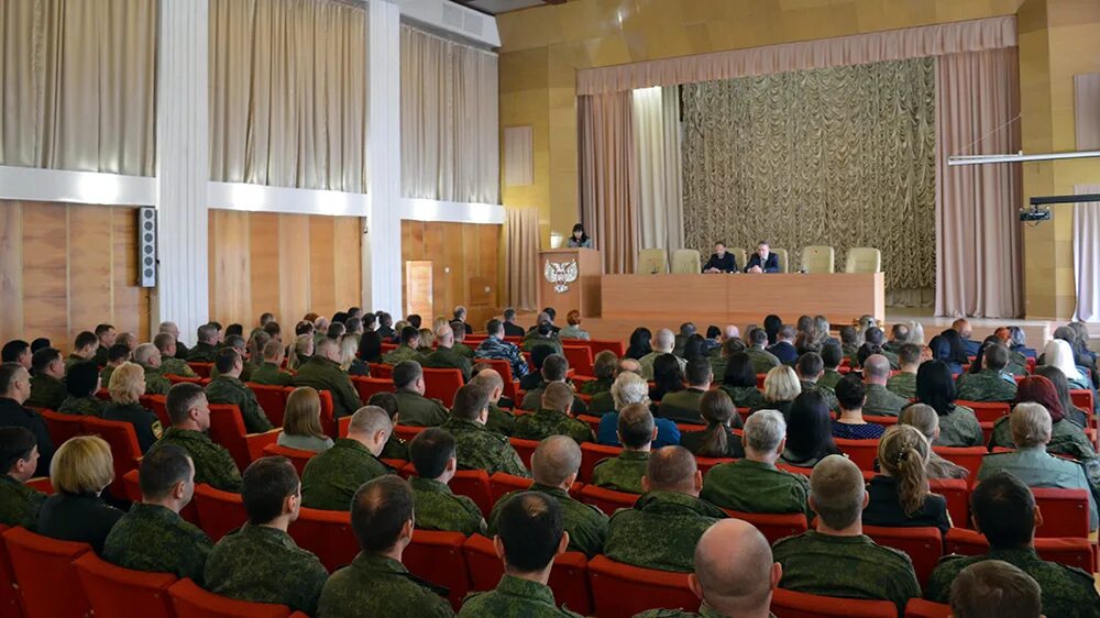 пресс-секретарь и конференция.