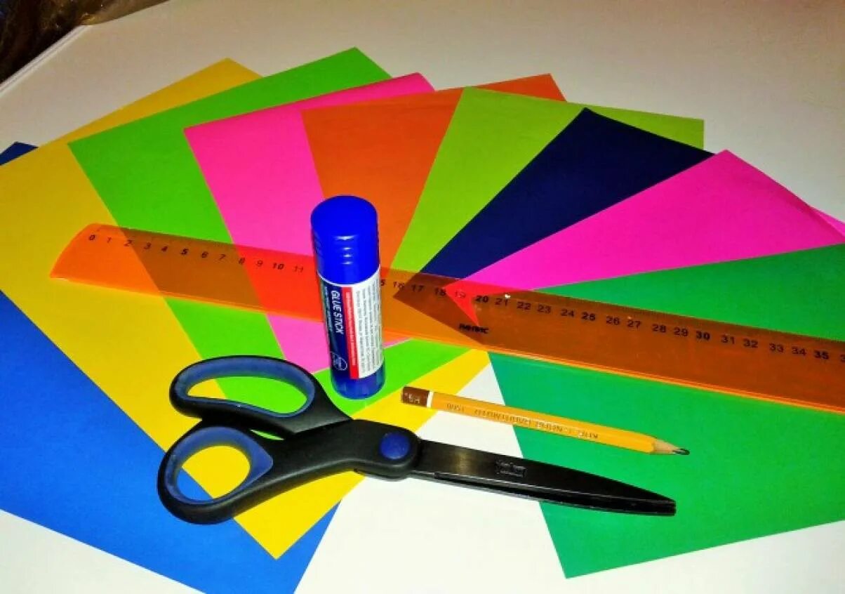 Поделки из цветной бумаги из клея. Клей ножницы бумага. Ножницы и цветная бумага. Цветная бумага клей. Картон бумага ножницы клей.