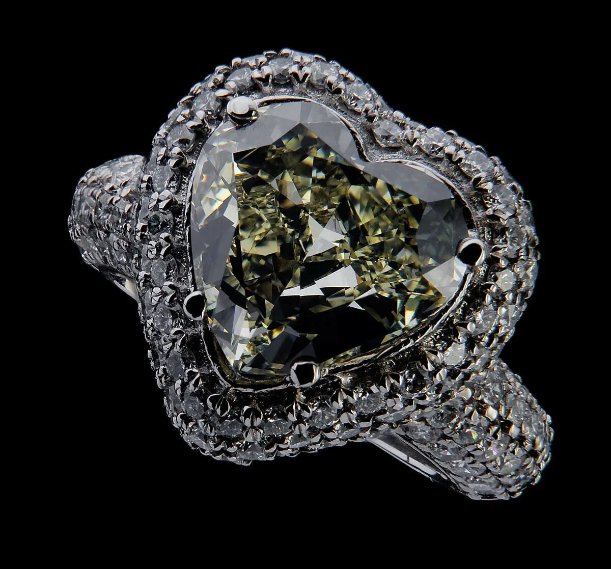 дорогие украшения. украшения с бриллиантами. дорогие украшения. кольцо graff diamond on diamond. красивая бижутерия.