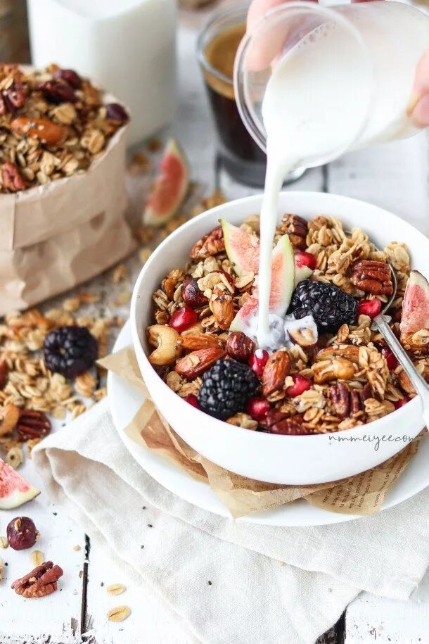Гранола. Granola мюсли. Гранола с йогуртом и ягодами. Гранола muesli. Гранола muesli.