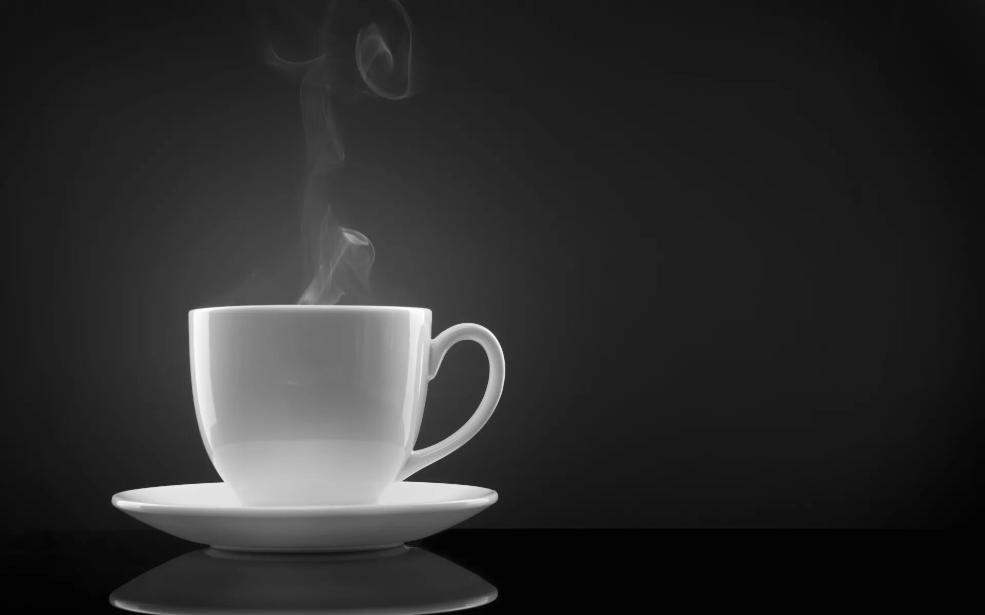 Кофе в белой чашке. Кружка на черном фоне. Кружка на черном фоне. Кружка на черном фоне. Чашка кофе минимализм.