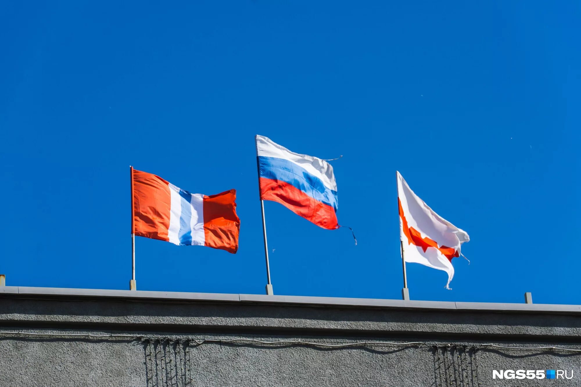Флаги на здании администрации. Российский флаг на здании. Флагшток на здание. Российский флаг на флагштоке. Почему висят флаги