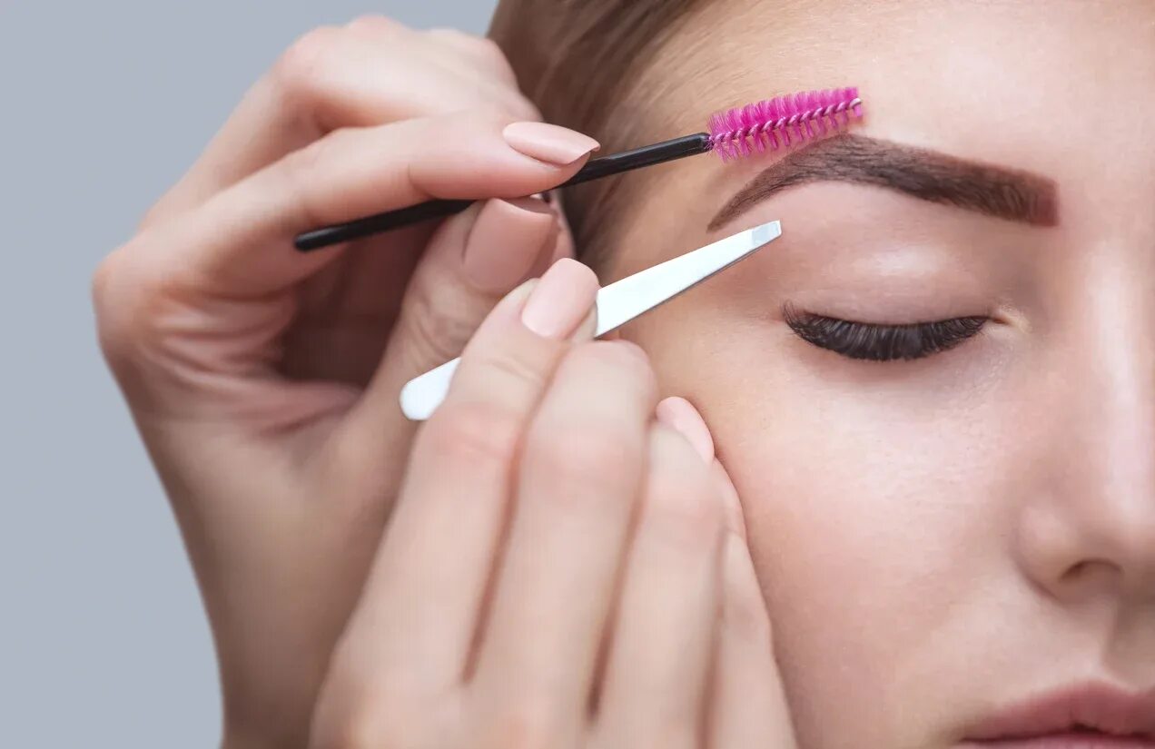 Brows ru. Коррекция и окрашивание бровей. Коррекция бровей. Моделирование бровей. Моделирование и окрашивание бровей.