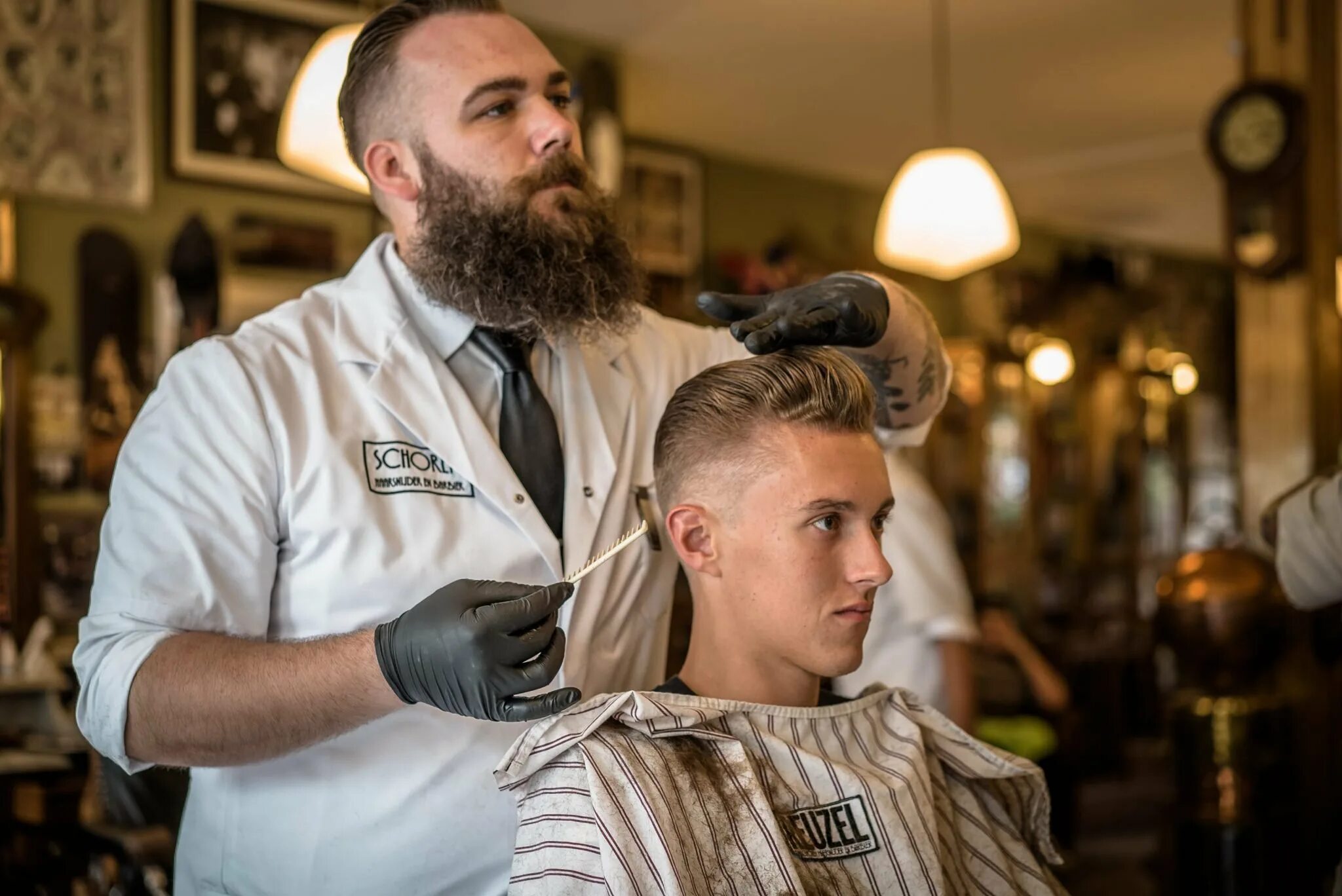 Barbers 4. Барбер. Барбершоп стрижки. Что такое барбершоп для мужчин. Укладка волос барбершоп.