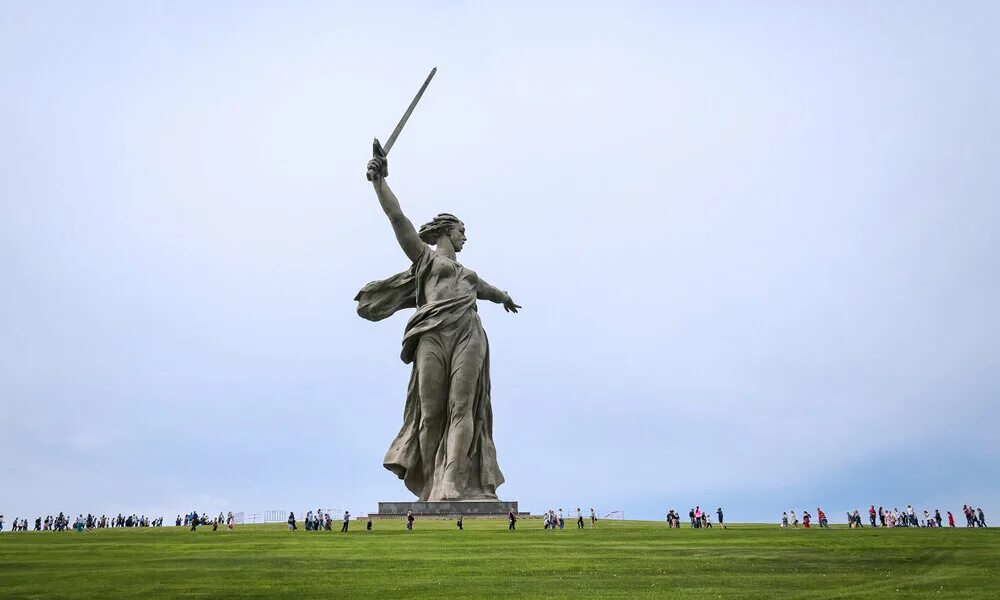 Высота статуи родины