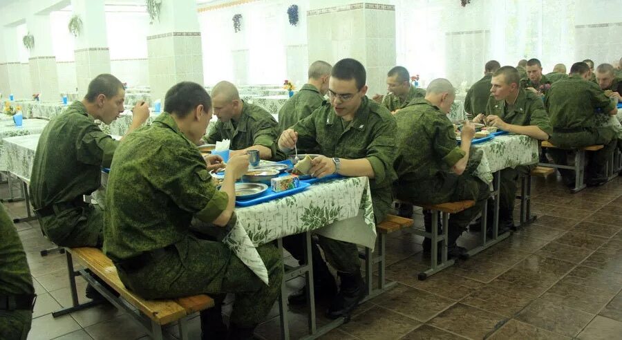 Срочники в госпитале. Столовая воинской части. Армейская столовая. Военные в столовой. Солдатская столовая Российской армии.