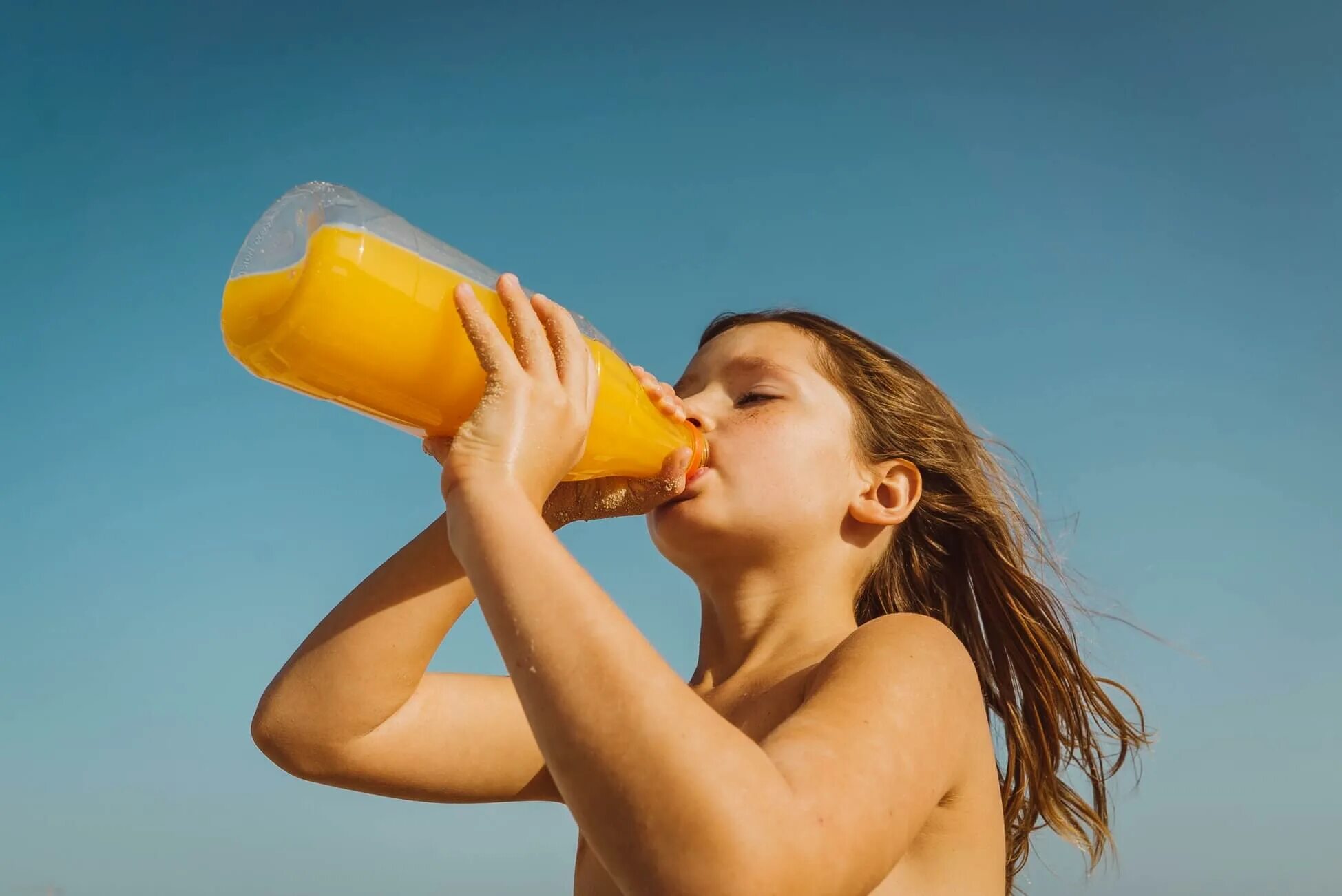 Пить сок. Пьет апельсиновый сок. Левушка пьёт апельсиновый сок. Люди с лимонадом.