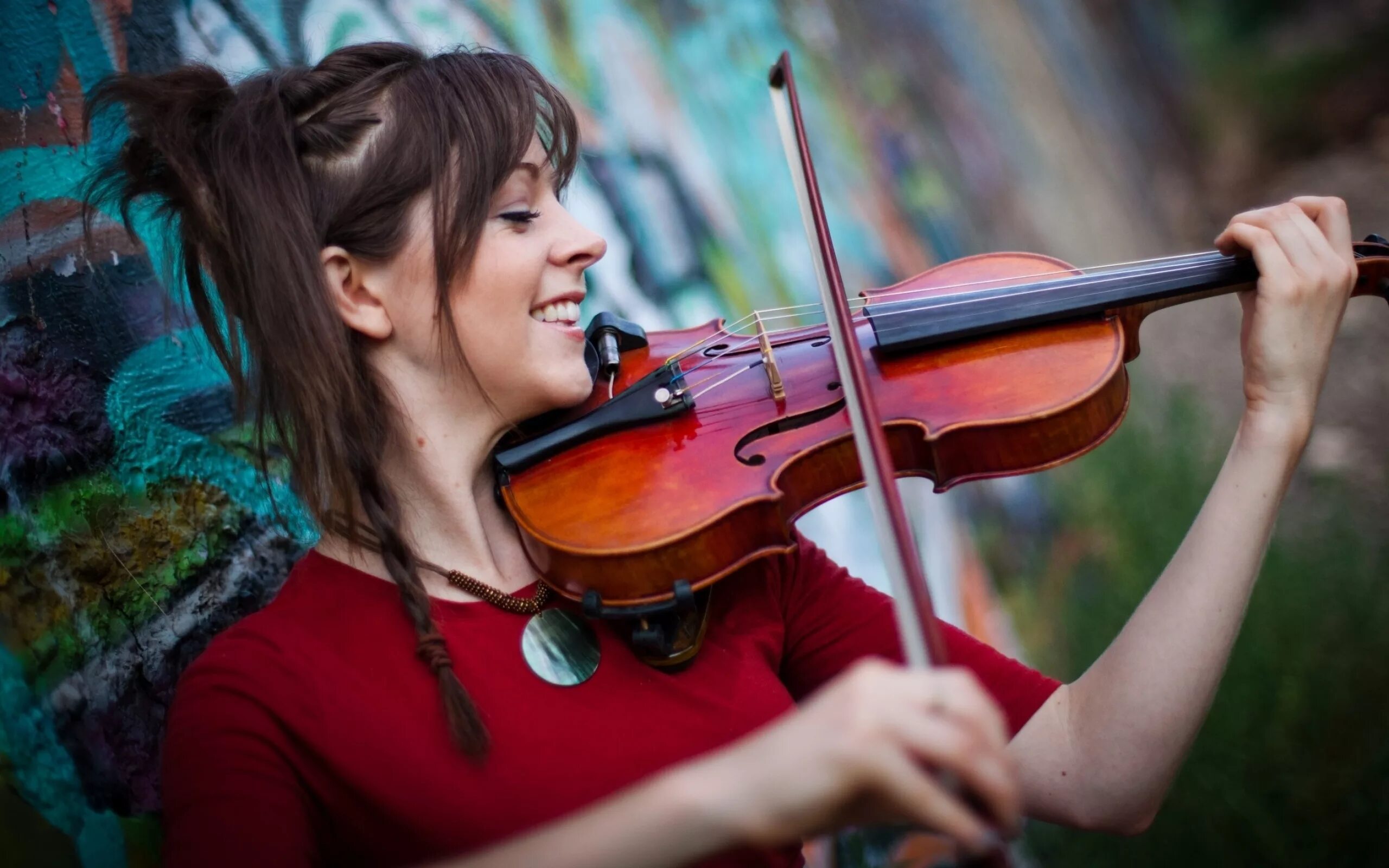 He a violin. Скрипка Линдси Стирлинг. Скрипач Lindsey Stirling. Девушка скрипачка Линдси. Скрипка Lindsey Stirling.