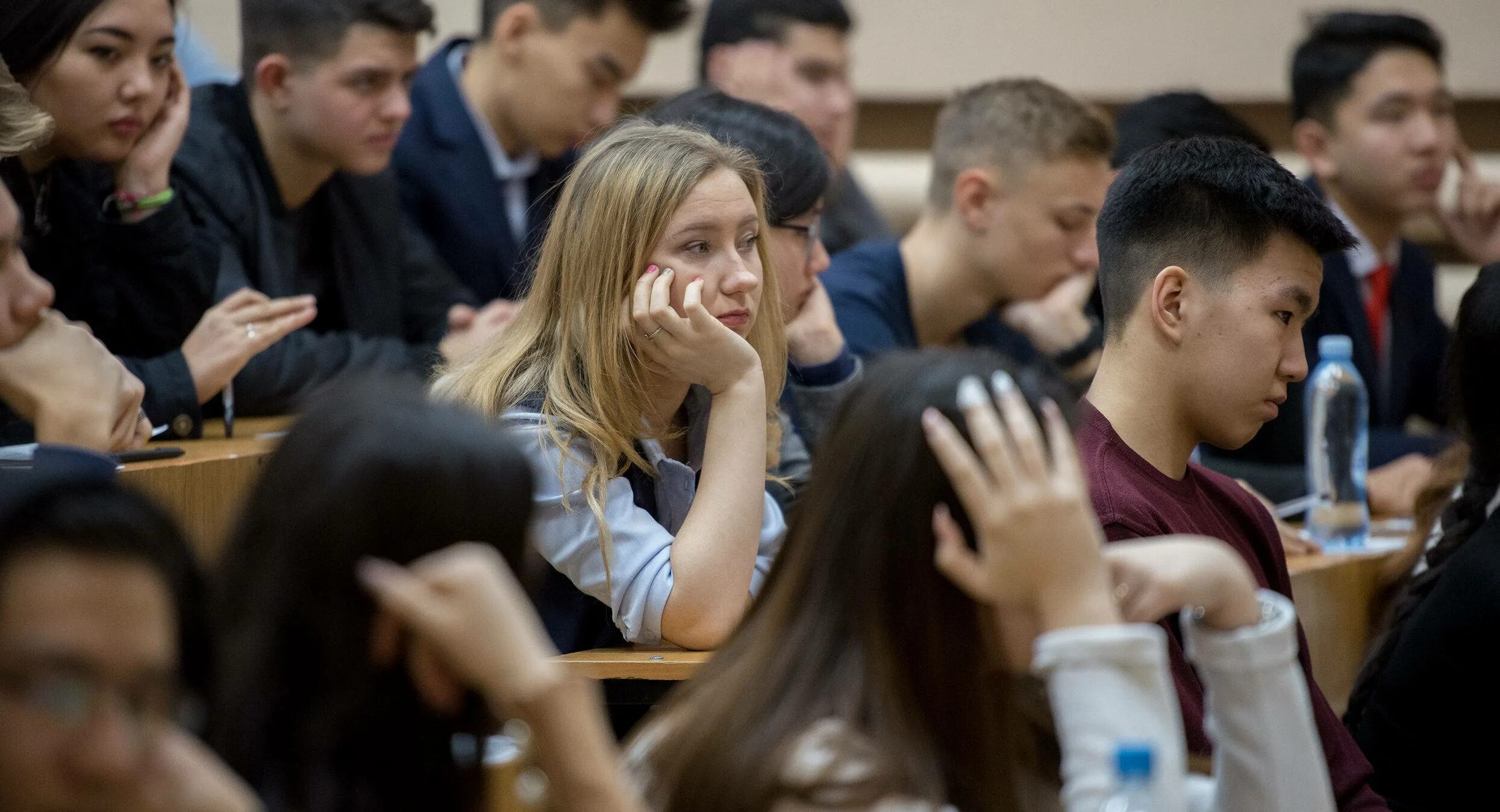 Университет казахстана нурсултан назарбаев. Студенты в аудитории. Образование колледже в казахстане. Студенты казахстана. Студенты казахстана в университете.
