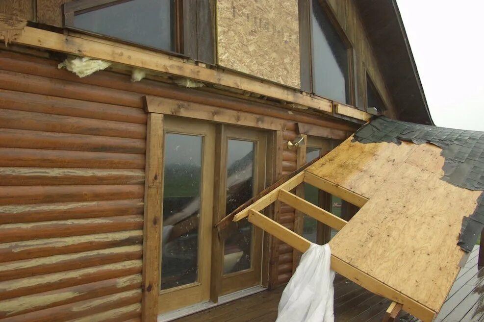 Затопило деревянный дом. Каркасный дом после затопления. Деревянные дома после наводнения. Просушить деревянный дом после потопа.