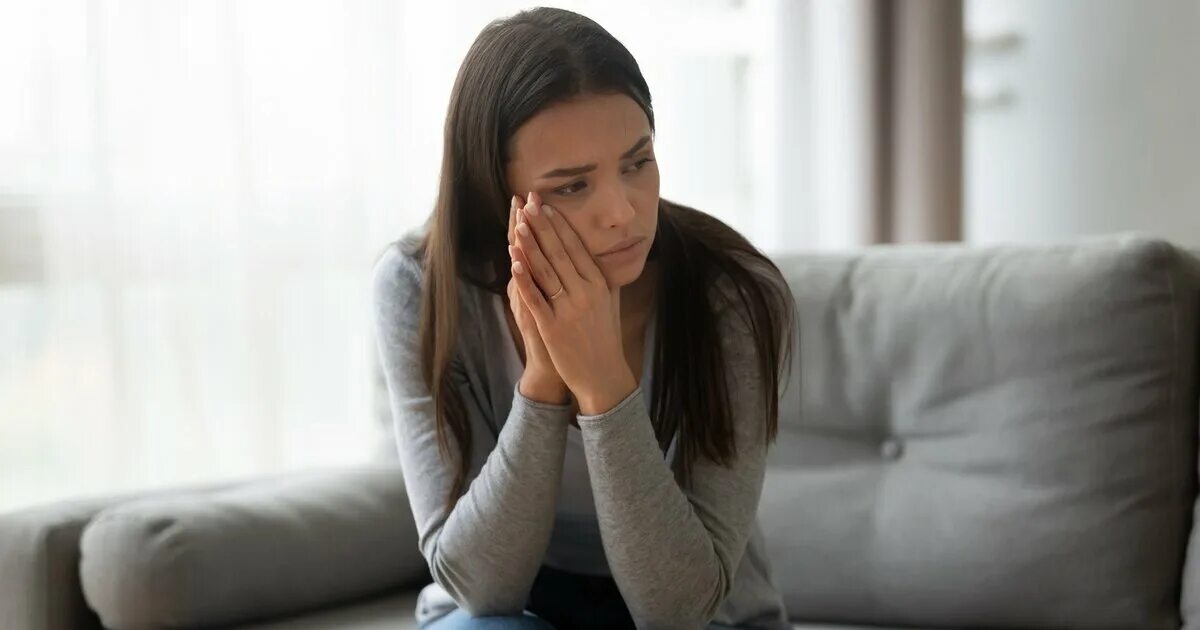 Грустная женщина. Задумчивая девушка. Расстроенная девушка. Девушка сидит расстроенная. Задумчивая женщина.