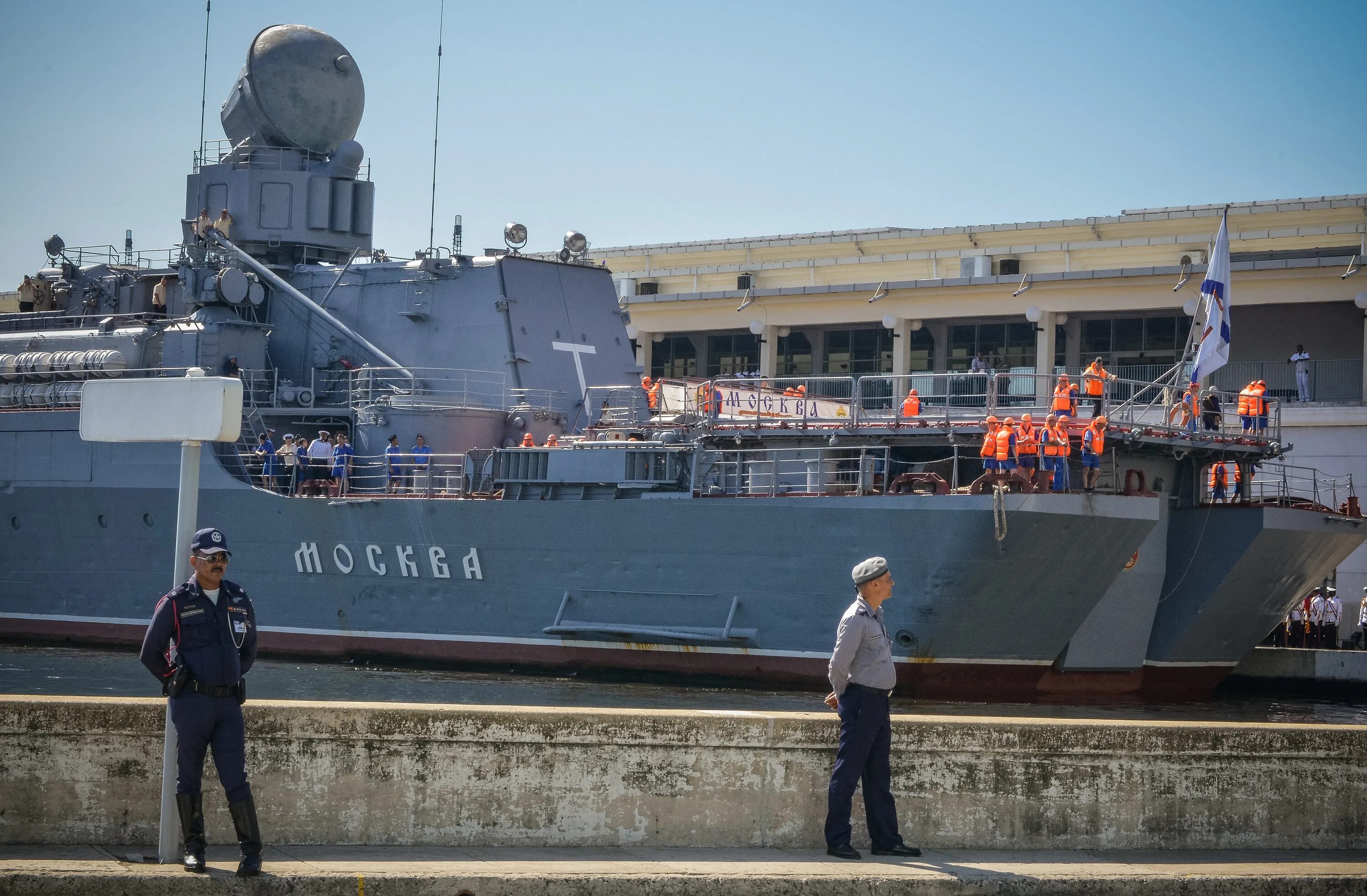 Утонул корабль сегодня. Москва ракетный крейсер. Крейсер Москва 10 апреля 2022. Крейсер Москва флагман Черноморского.