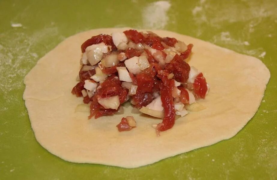 Манты что добавить в фарш. Манты из рубленого мяса. рубленое мясо для мантов. манты начинка. фарш на манты.