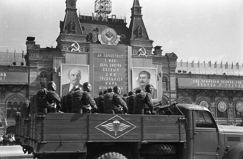 Мая 1951. Парад 1946 года в Москве. Минск 1 мая 1951 парад. Парад красная площадь 1946 Студебеккеры. Сталин на параде 1 мая 1951 года.