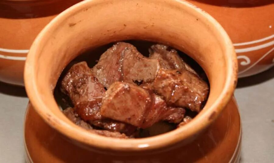 мясо в горшочках с картошкой в духовке. ребра в жаровне. свиные ребра в горшочке. мясо в глиняном горшке в духовке. свиные ребра в горшочке.
