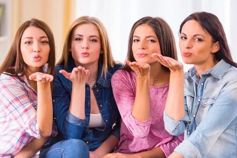 У девушки много бывших в друзьях