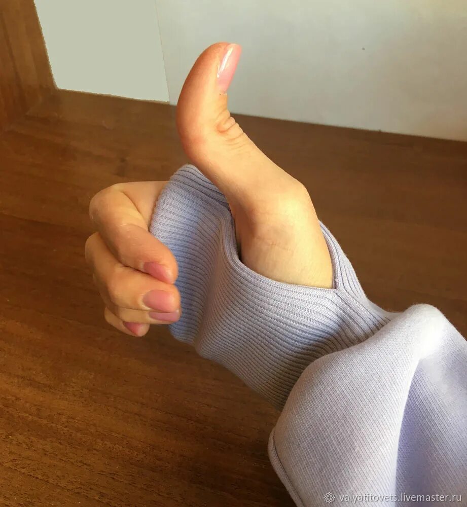 Манжет на рукаве куртки. Манжеты с пальцем. Манжеты с пальцем. Манжеты с прорезью для большого пальца. Ластичные мандаж для запясти.