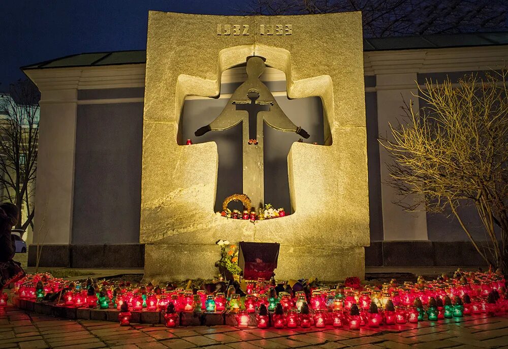 Память голодомору. Мемориал жертв украинского голодомора. Сотрудники музея жертв голодомора на украине. День памяти голодомора в украине. День памяти жертв голодомора в украине.