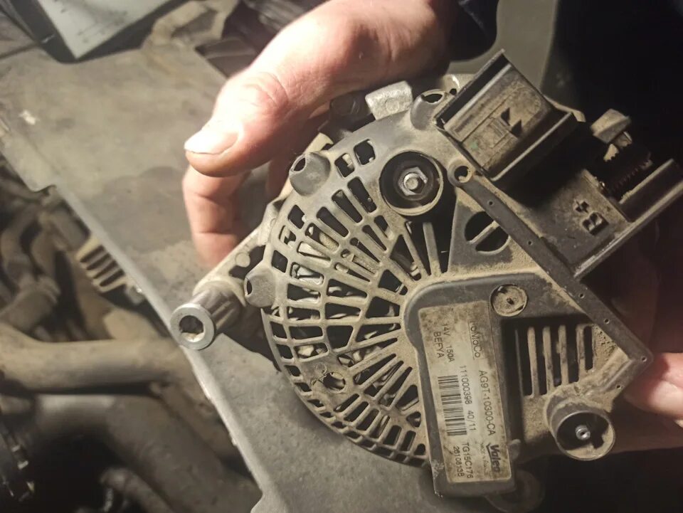 Реле напряжения генератора ваз 2110. Реле-регулятор генератора ваз 2110. Где стоит регулятор генератора. Регулятор генератора focus 3 генератор валео. Реле-регулятор генератора шевроле круз 1.