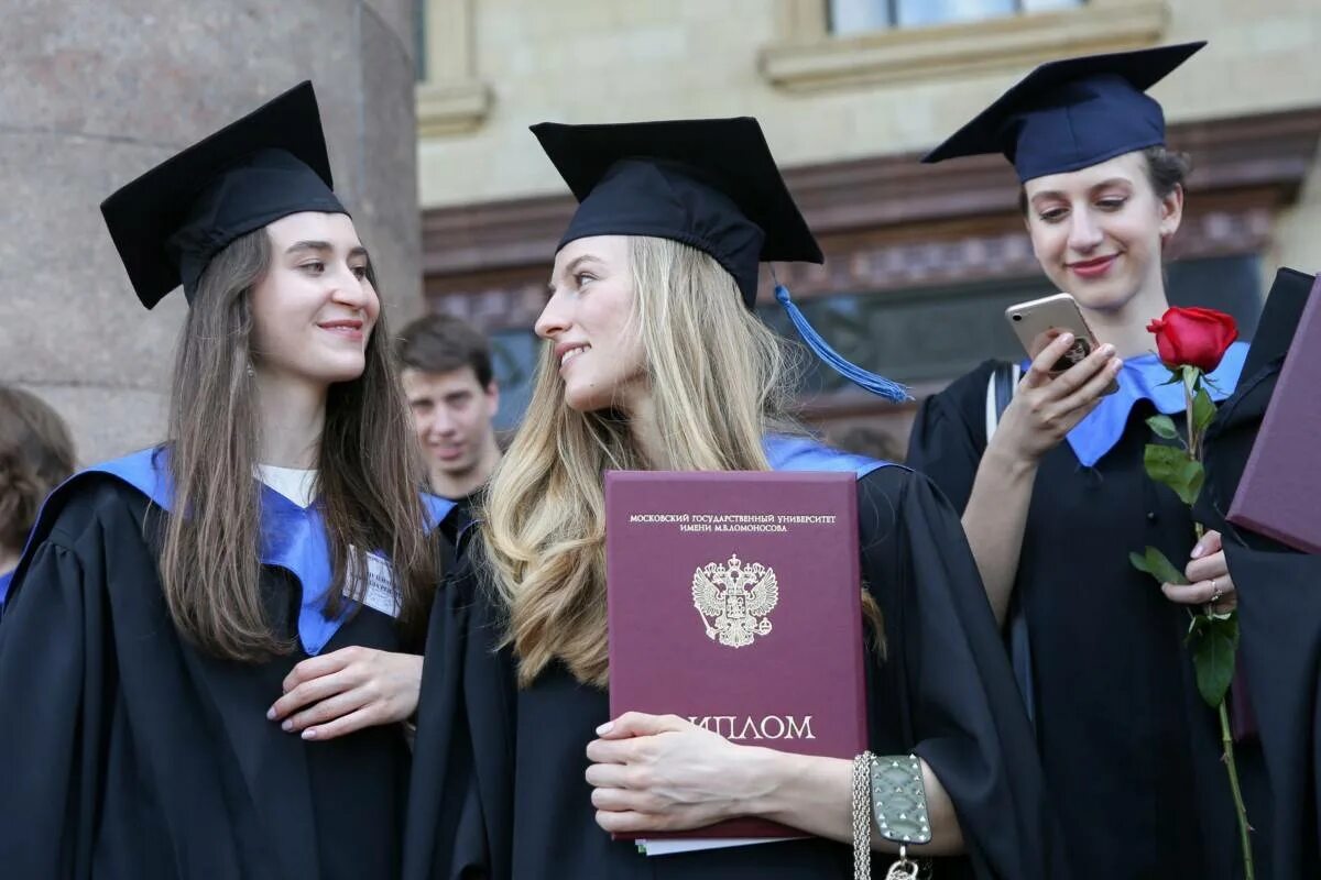 Поступить в вуз с русским. Выпускник вуза. выпускники института. студенты в вузе. высшее образование.