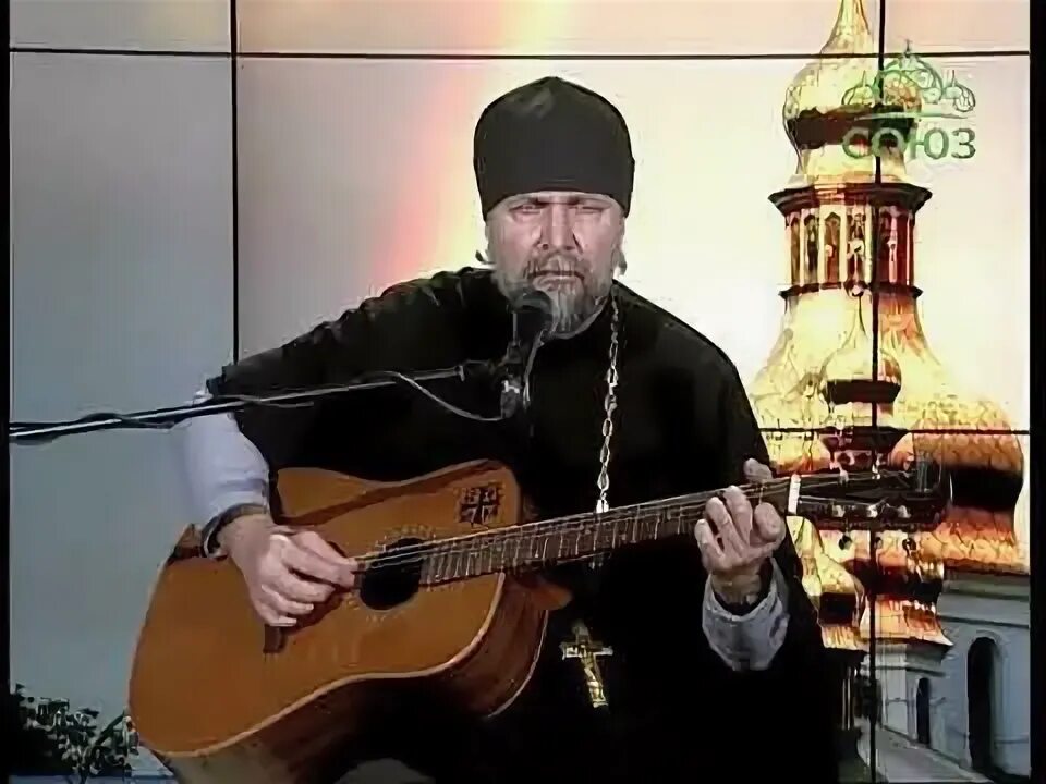 Закон не молится в храме. Милосердный отец ноты. Священник молится на коленях. Песня я говорю молись я батюшка. Церковная песня слова.