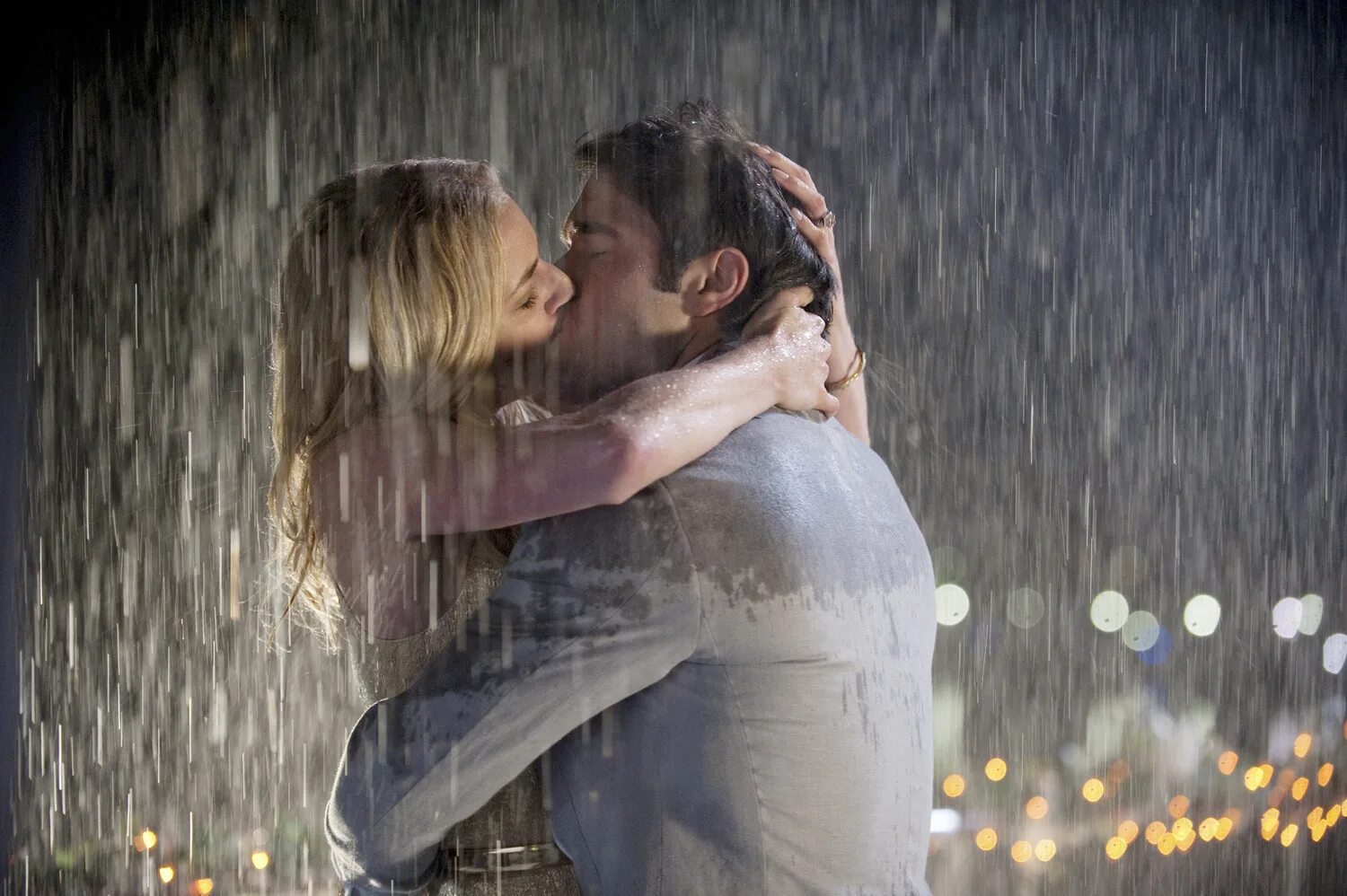Пара под дождем. Двое под дождем. Влюбленные под дождем. Поцелуй под дождем.