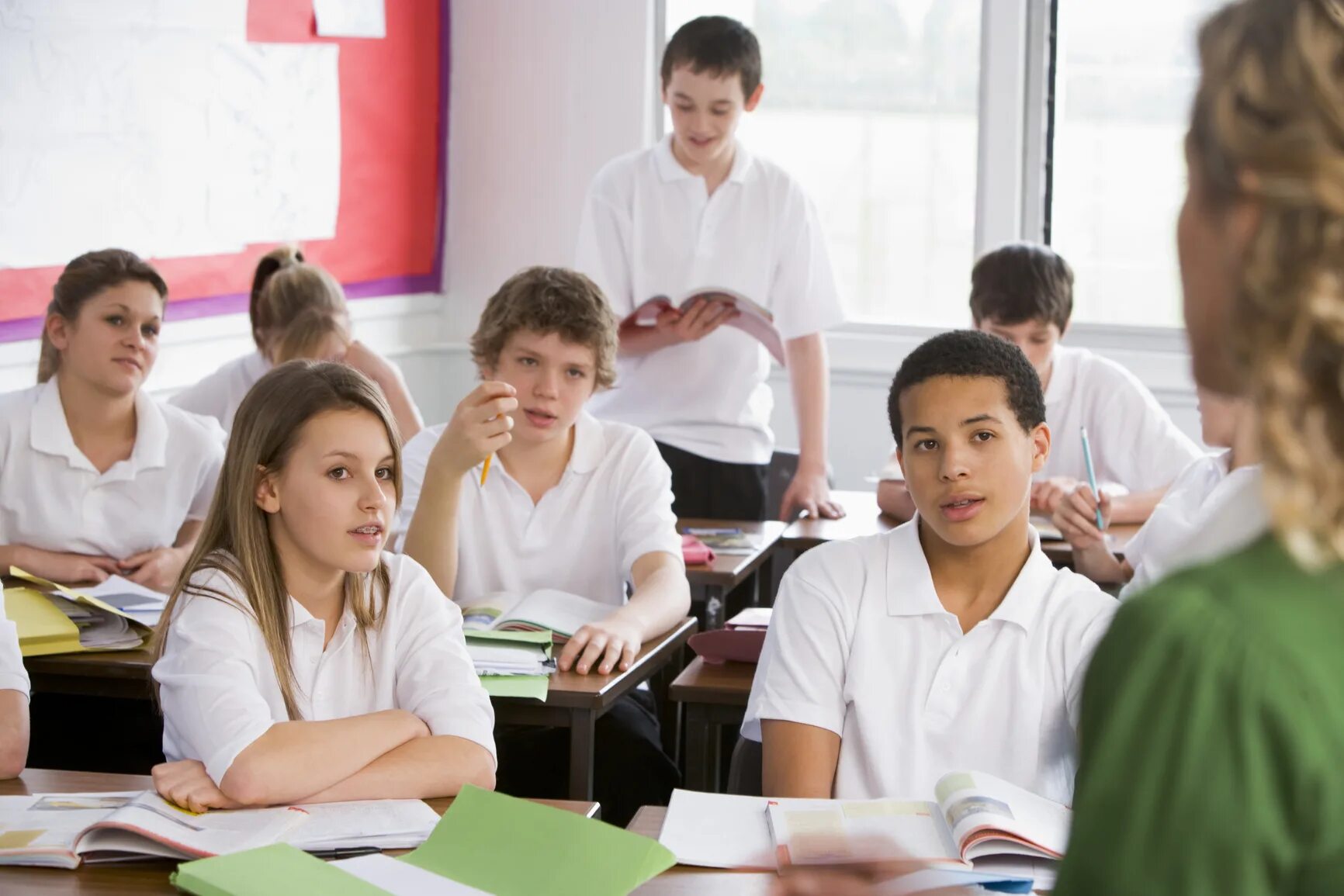 Дети старшего школьного возраста. Средние школы Англии (secondary School). Ученики в школе старшеклассники. Ученики средней и старшей школы. Подростки школьники в классе.