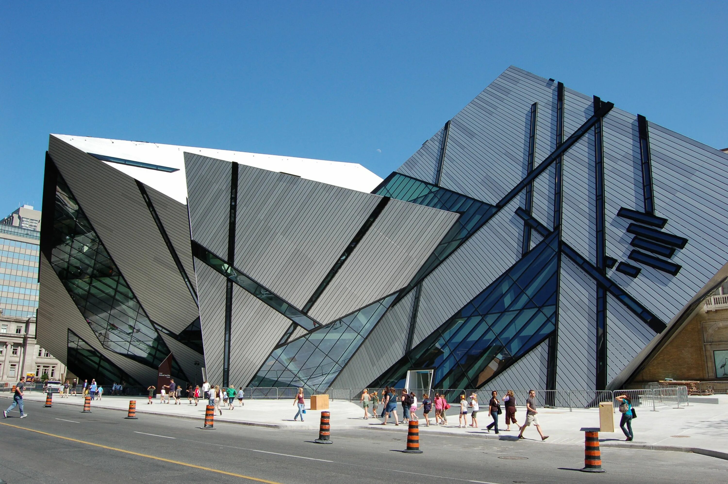 Выставочное здание. Королевский музей Онтарио. Королевский музей Онтарио архитектура. Королевский музей Онтарио Канада. Королевский музей Онтарио Даниэль Либескинд.