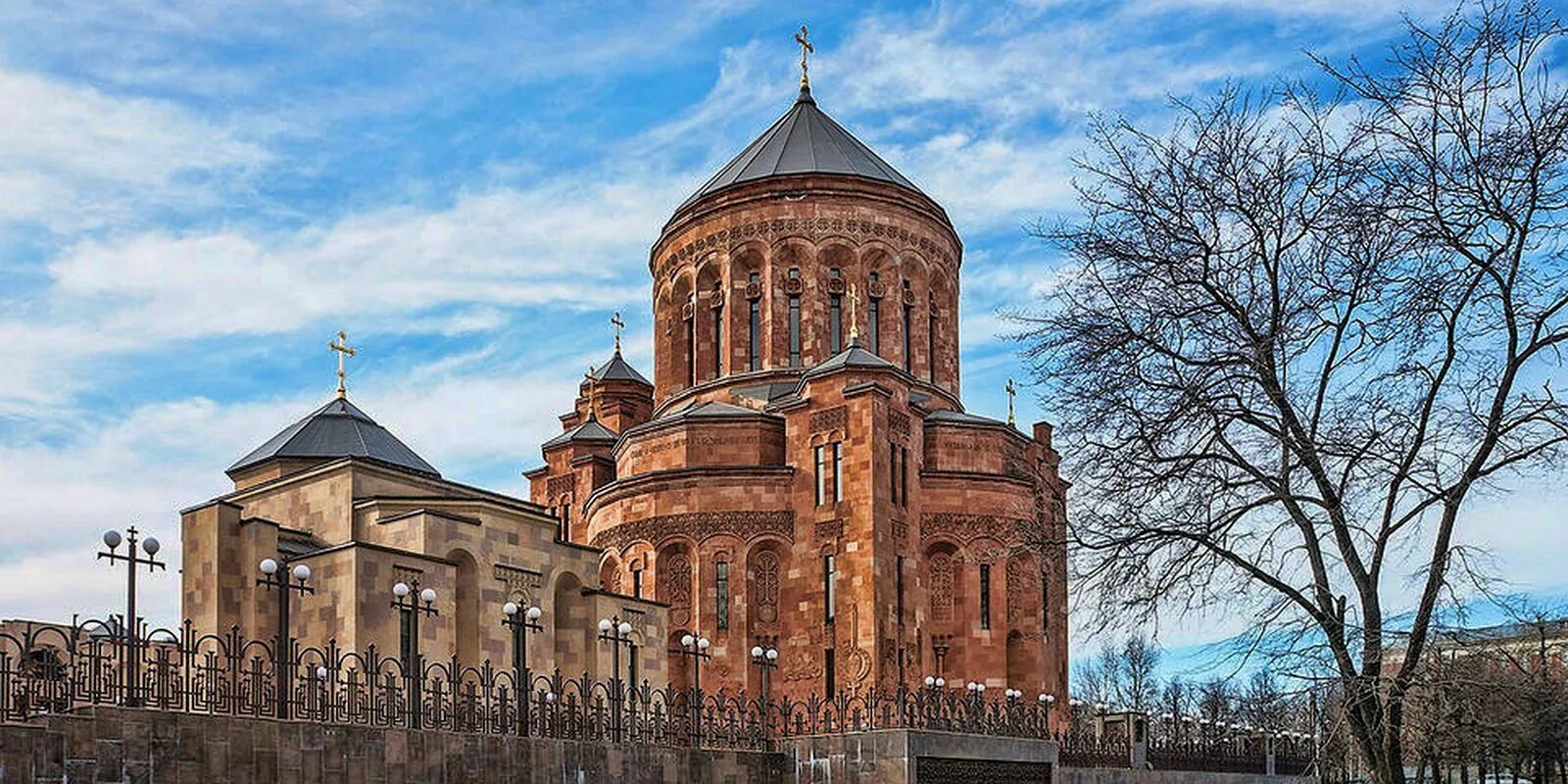 Можно ли в армянскую церковь. Армянская Апостольская Церковь в Москве. Кафедральный храм ААЦ В Москве. Армянская Апостольская Церковь Олимпийский проспект.