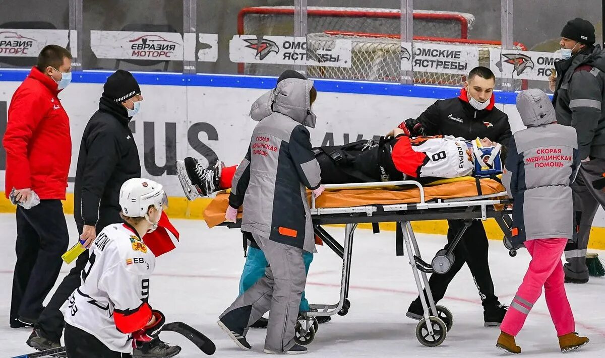Почему в хоккее драки. Хоккейная команда Кузнецкие медведи. Хоккей драка. Потасовка хоккеистов. Молодежка команда на льду.