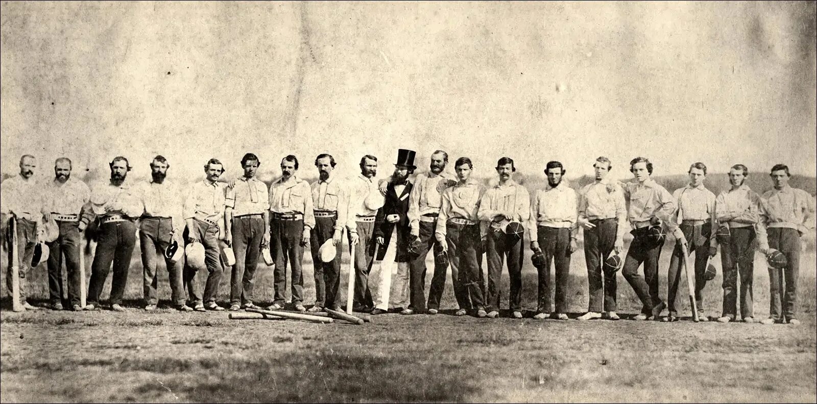 Первая команда. Бейсбольные команды New York Knickerbockers и Brooklyn Excelsiors, 1858 год. Бейсбол история возникновения. Бейсбол 1845. История происхождения бейсбола.